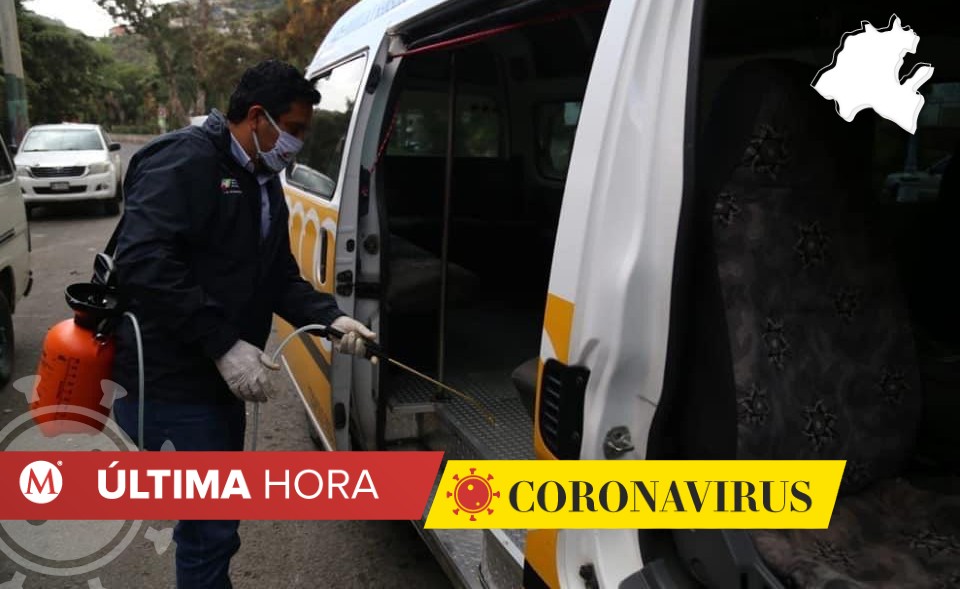 Desinfectan vehículos de transporte público en Pachuca. (Jorge Sánchez)