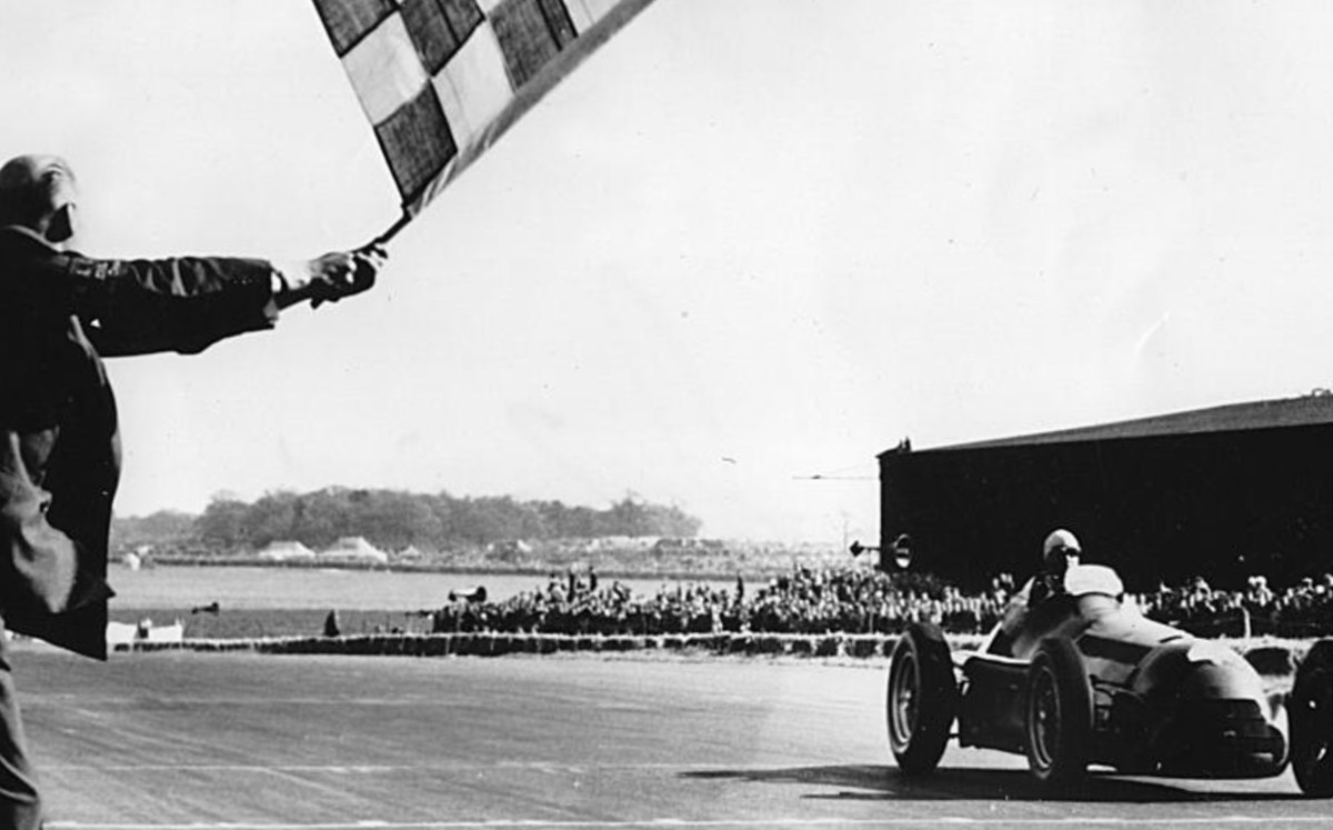 Giuseppe Farina en su Aston Martin (Especial)
