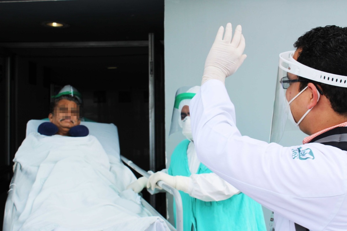 El hombre salió del hospital entre porras y aplausos. (Javier Trujillo)