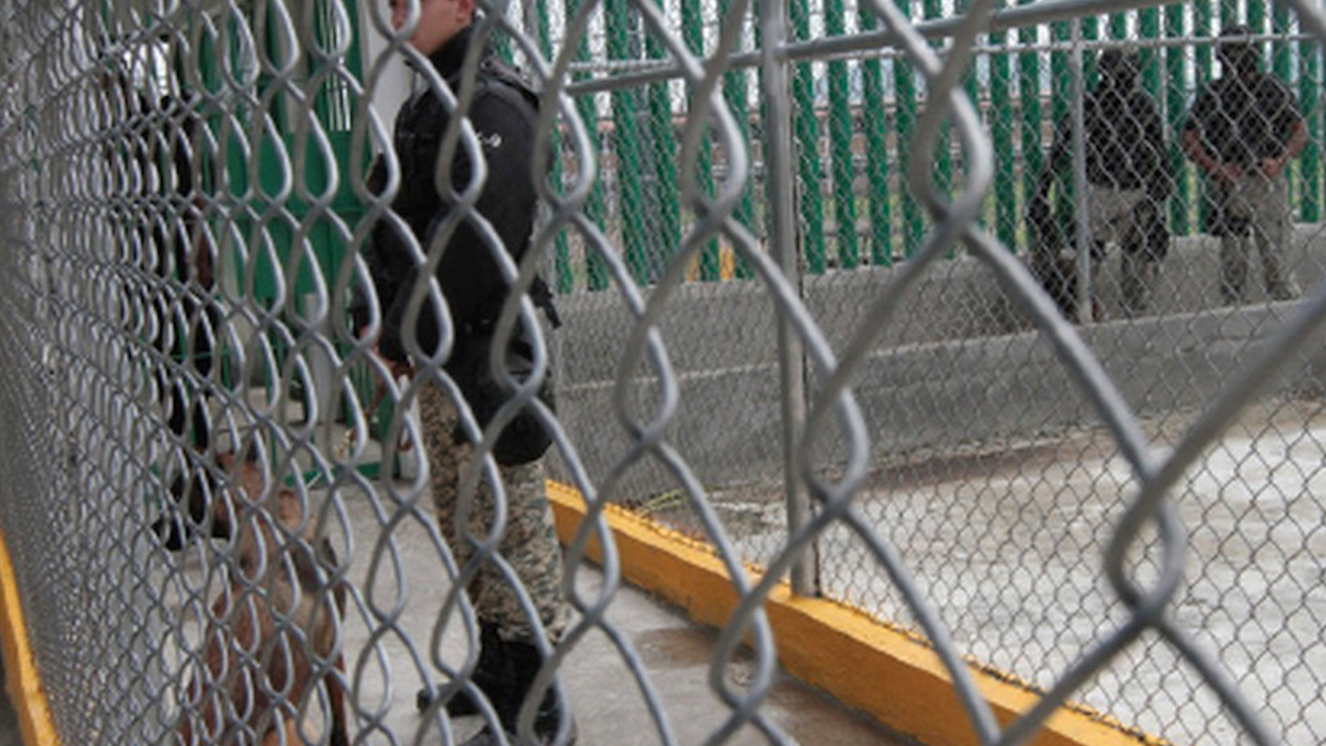 Internos retienen a custodios en penal de Tenancingo