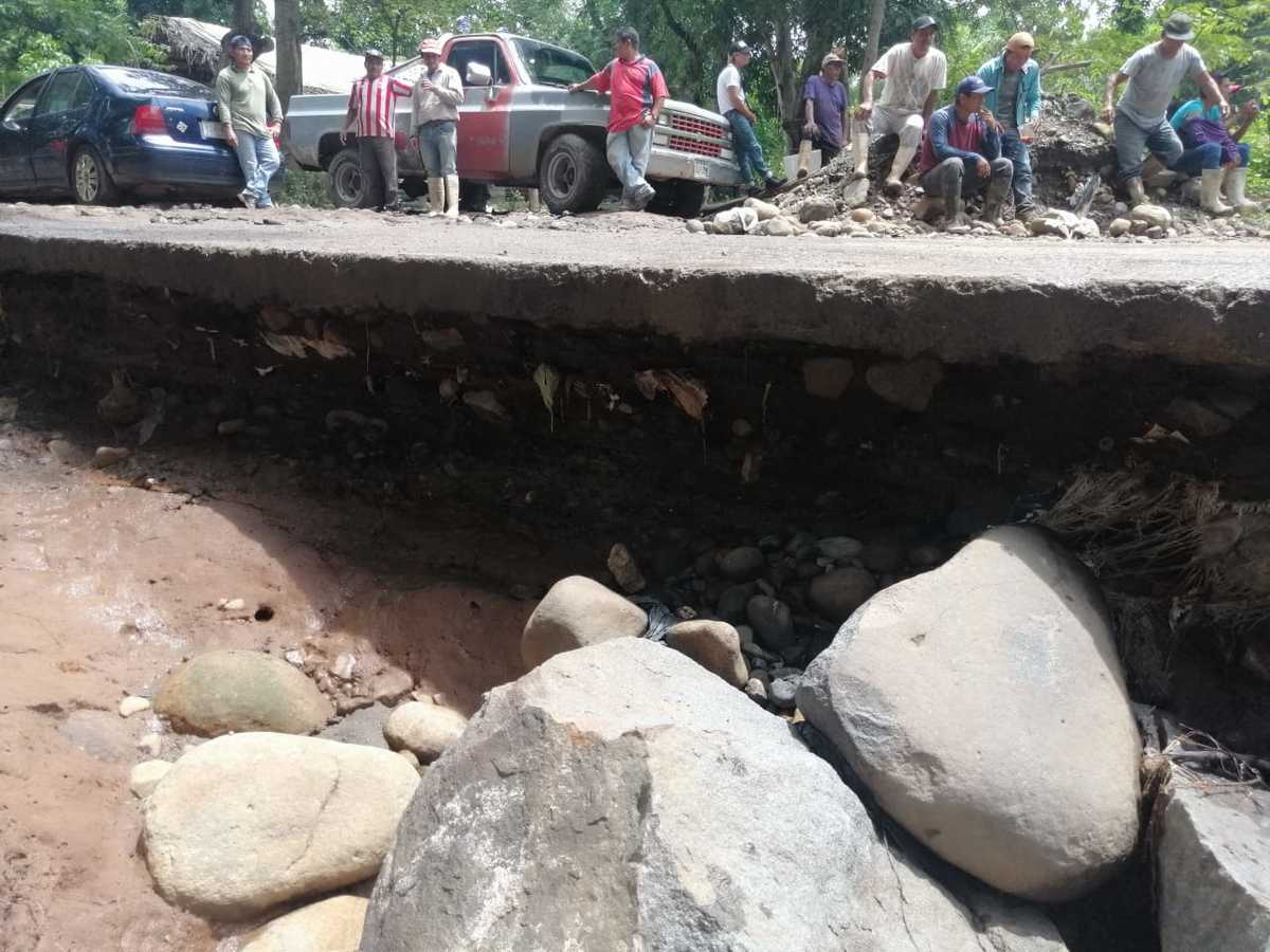 Las lluvias generaron un socavón de aproximadamente cinco metros en Tapachula.