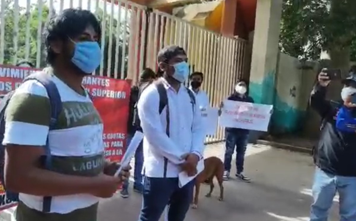 Los manifestantes exigieron la disminución de las cuotas de inscripción en la UABJO.