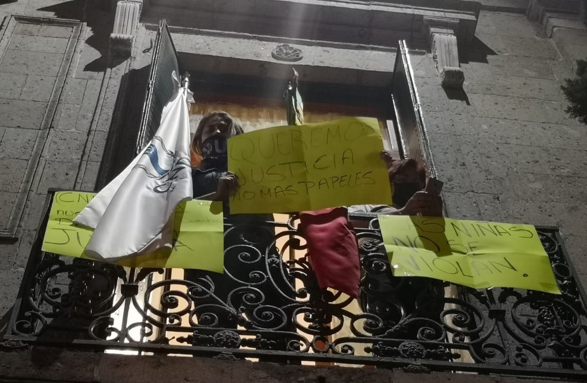 Manifestantes toman oficinas de CNDH en CdMx. | Alejandro González