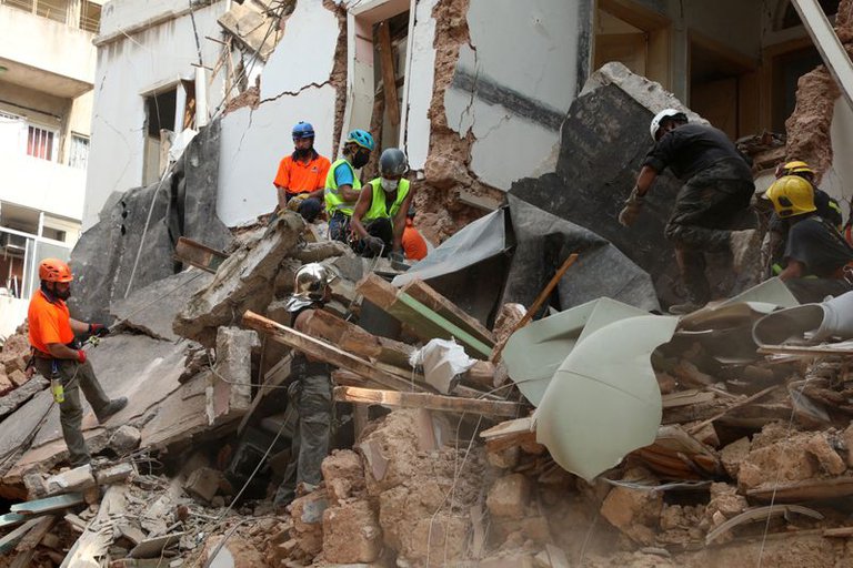 A casi un mes de la explosión en Beirut, rescatistas detectan signos de vida bajo escombros | Reuters