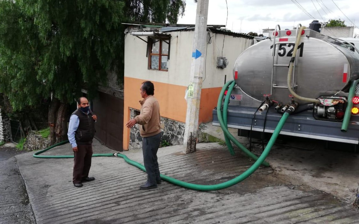 Pipas de agua en Tlalpan. (Especial)