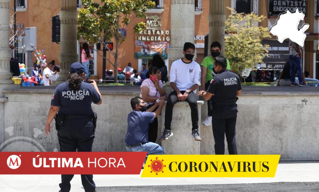 Policía solicita a los ciudadanos no quedarse en las plaza públicas para evitar contagios de covid. (Jorge Sánchez)