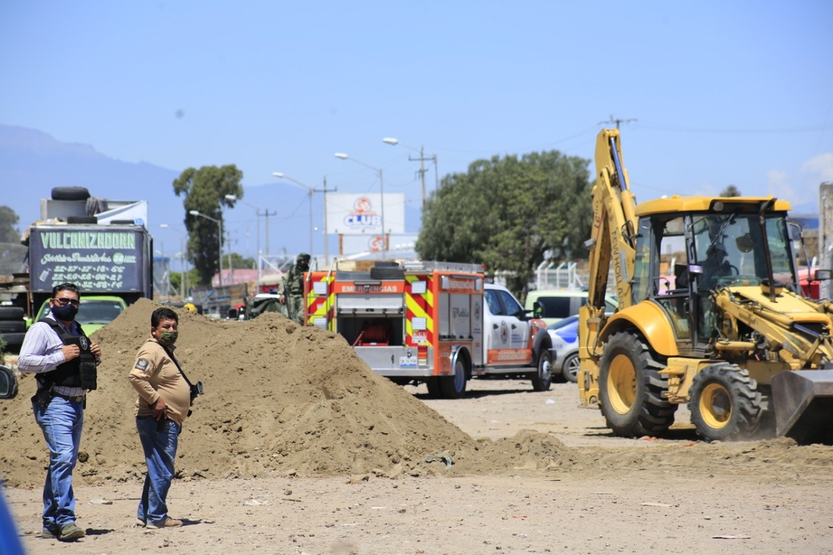 Policías ministeriales custodian una zona de extracción ilegal de hidrocarburo.  (Andrés Lobato)