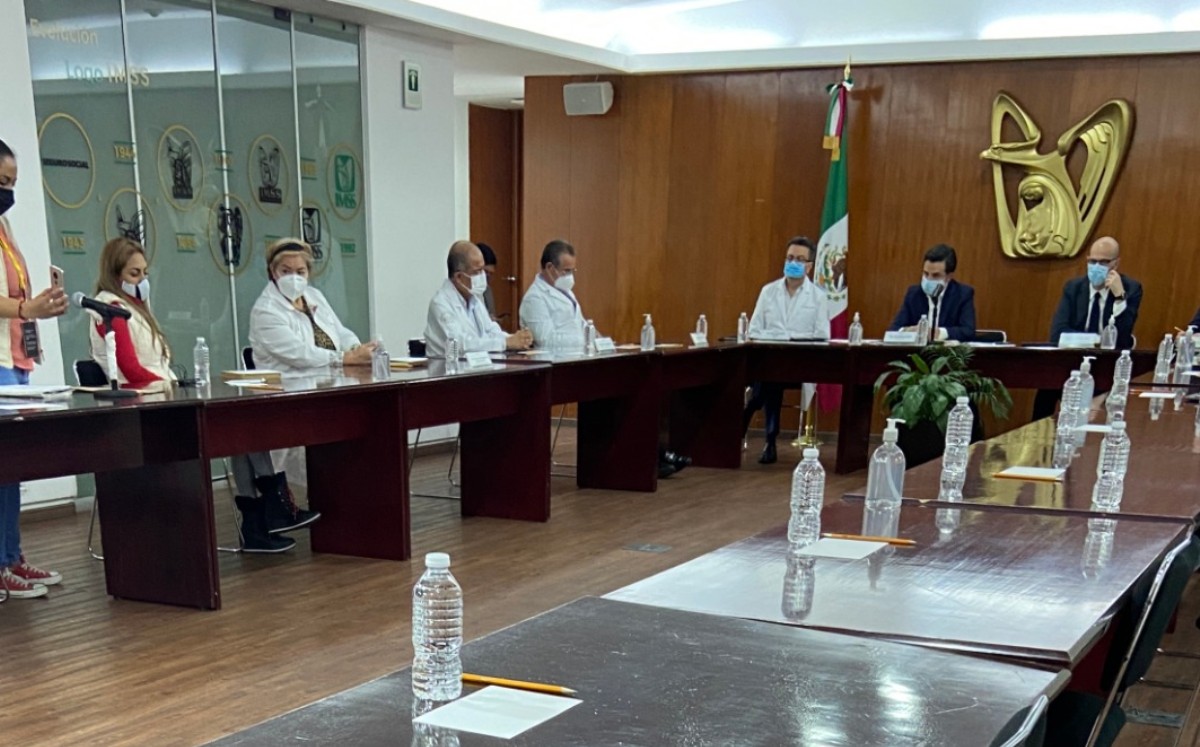 Zoé Robledo se reunió con representantes de padres de familia. (Especial)