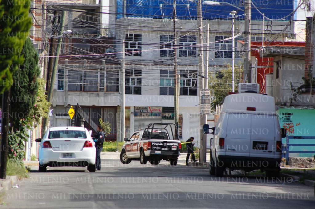 El canal de agua fue acordonado hasta que elementos de Protección Civil Municipal elevaron el cadáver a la superficie. (Andrés Sánchez)