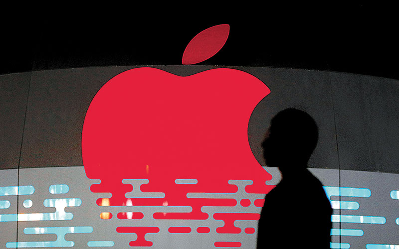 La firma fabricante del iPhone llegó a retroceder hasta 6 por ciento en NY. (Edgar Su/Reuters)
