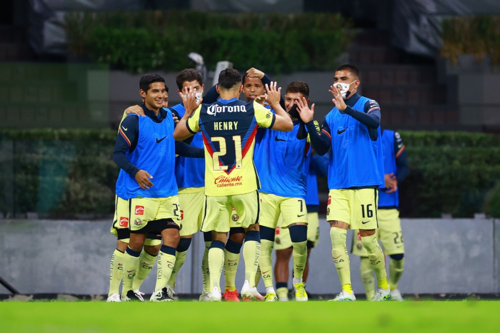 Los jugadores de América celebran un gol en el juego contra Mazatlán (Imago7)