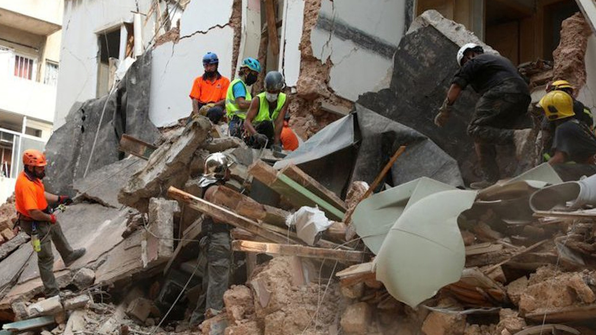 A casi un mes de explosión en Beirut, detectan signos de vida bajo los escombros