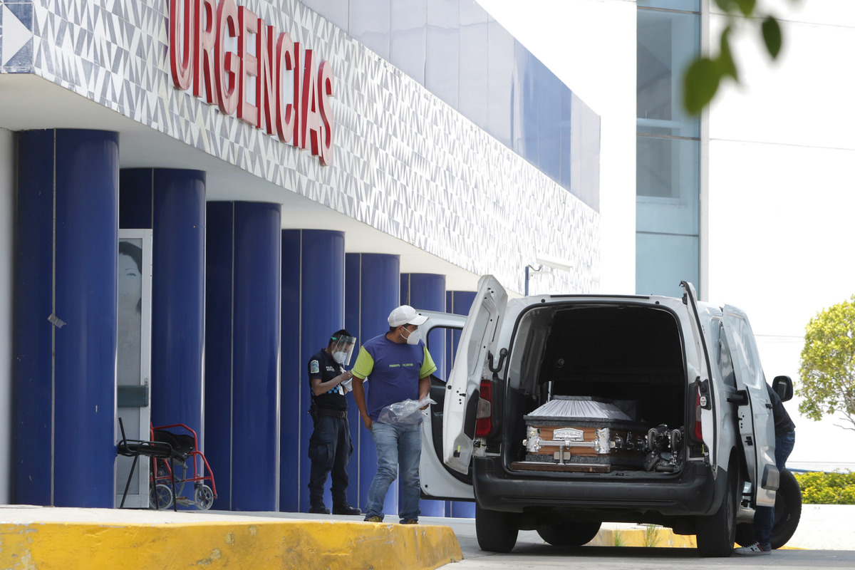 Personal de una funeraria acudió al Hospital General de Cholula. (Agencia Enfoque)