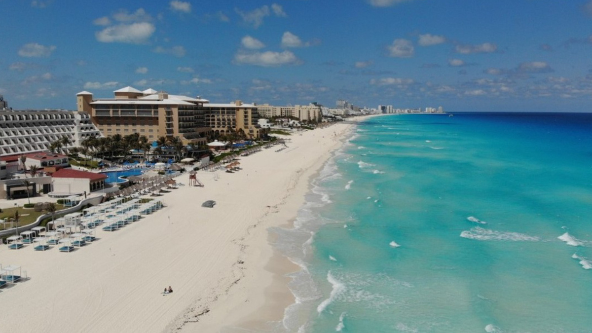 En Quintana Roo, reabrirán más playas por el cambio de semáforo de covid