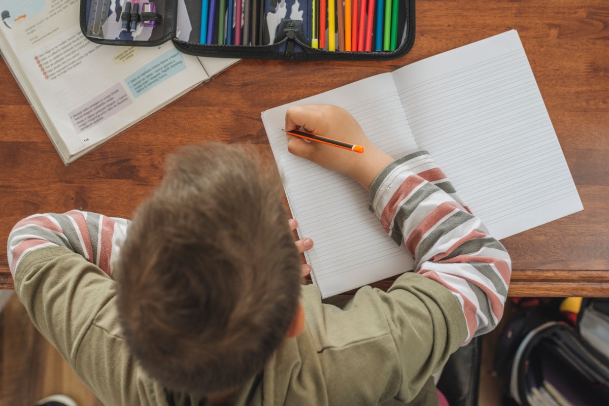 El tener que tomar clases desde casa significó un cambio radical en la rutina estudiantil de la mayoría de las niños. (Especial)