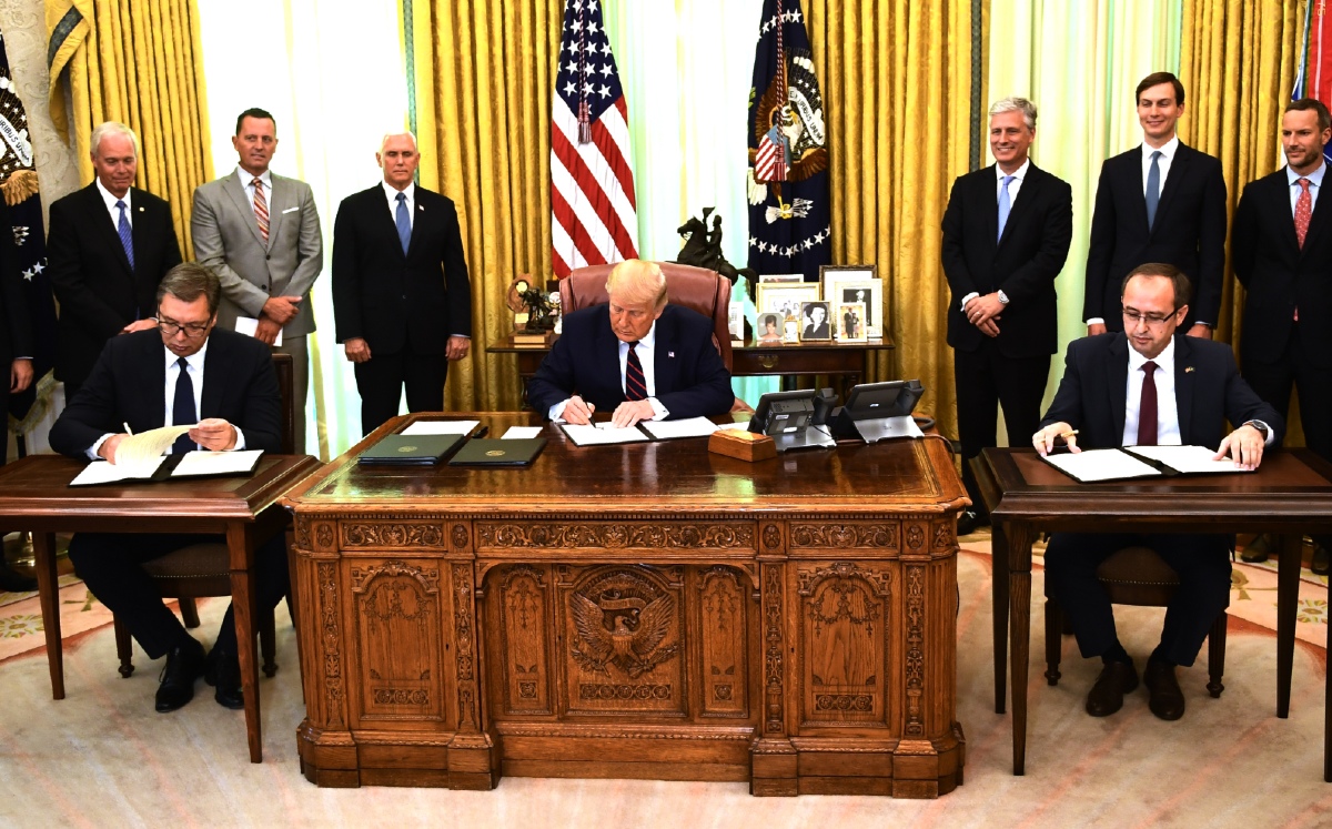 Trump anunció el acuerdo entre Serbia y Kosovo en el Despacho Oval. (AFP)