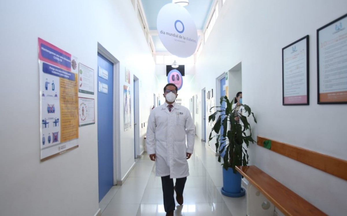 Vía redes sociales, médicos se adapta para dar consultas por crisis de covid