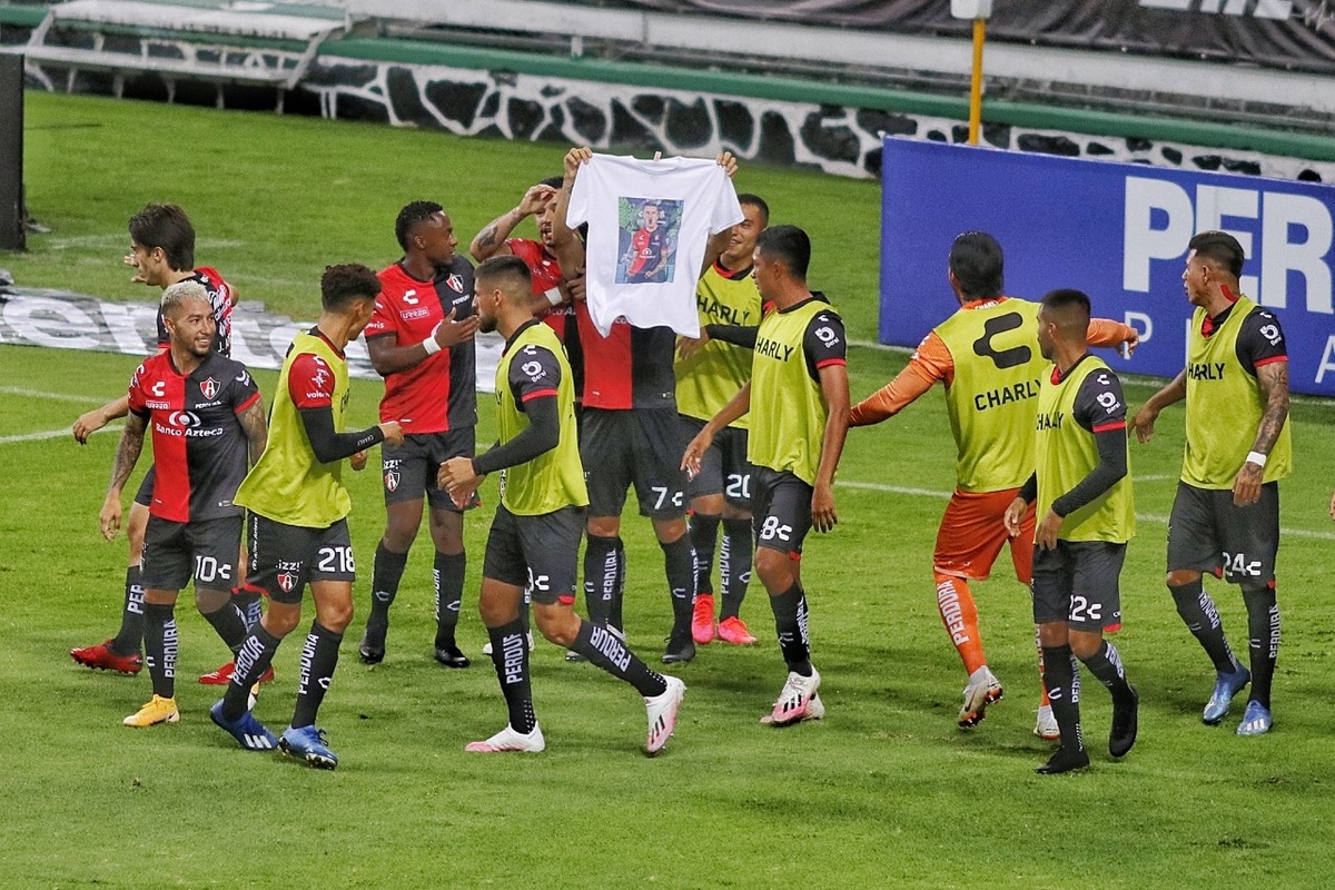Atlas celebra la anotación apoyando a Zaldívar tras su lesión contra León (imago7)