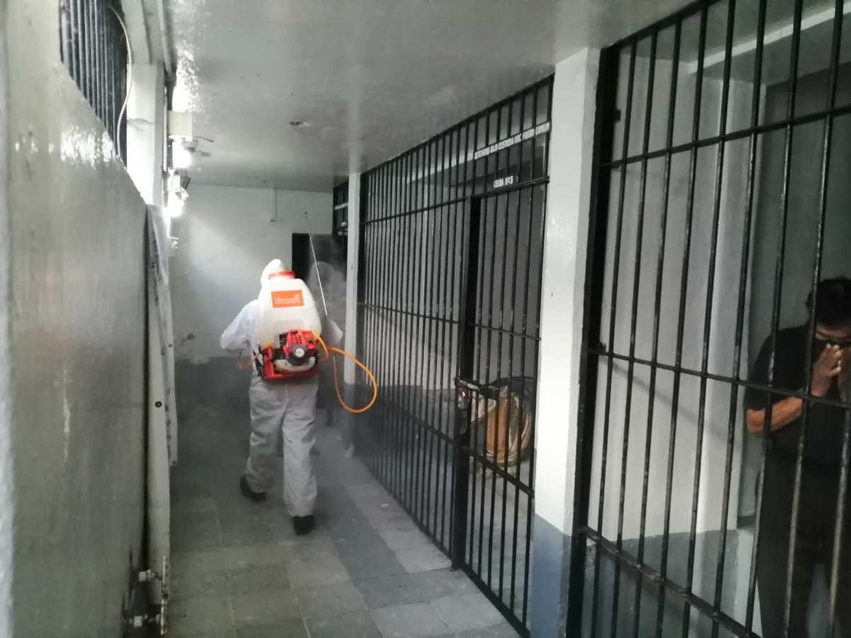 Coronavirus | Sanitizan instalaciones de policía, en Guanajuato capital. ESPECIAL.