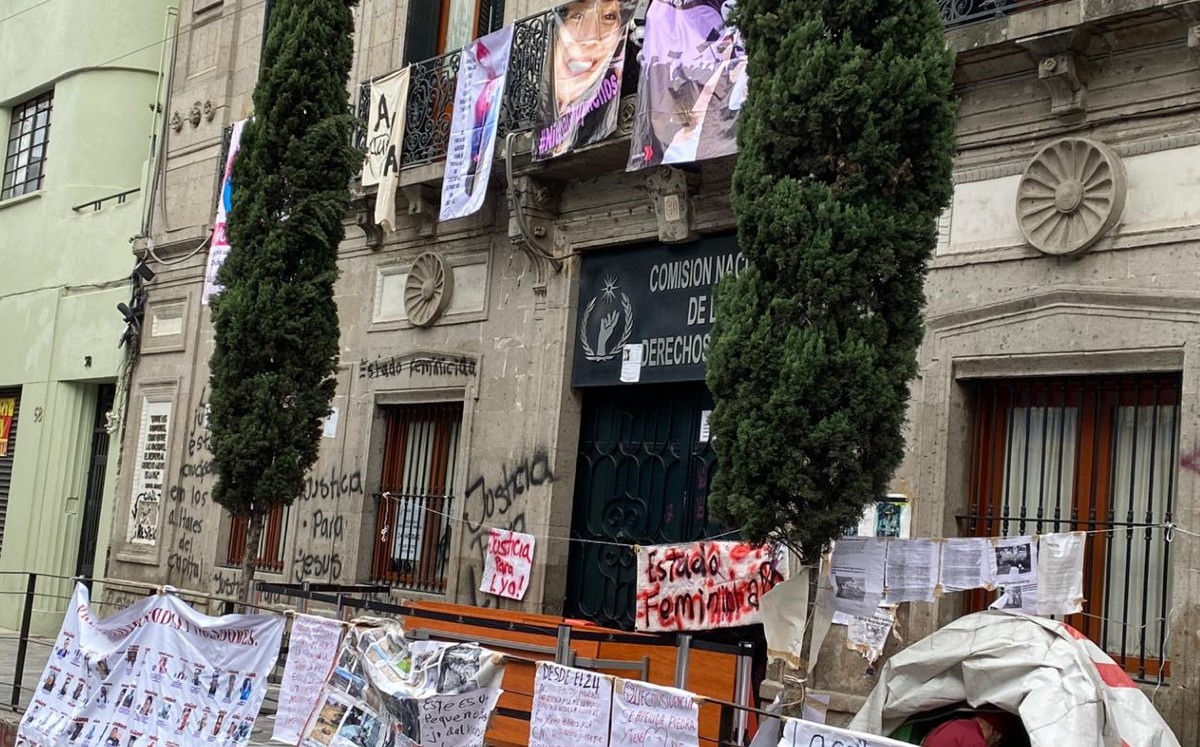 En su exterior se pueden apreciar diversas demandas que exigen y actos de protesta por medio de pintas. (Rogelio López)