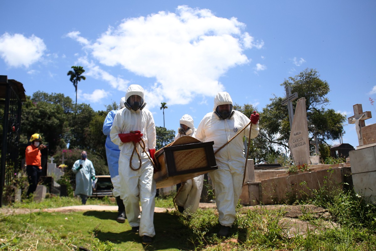 Las familias no pueden ir a la hora del entierro de su difunto por coronavirus en Venezuela. | AFP