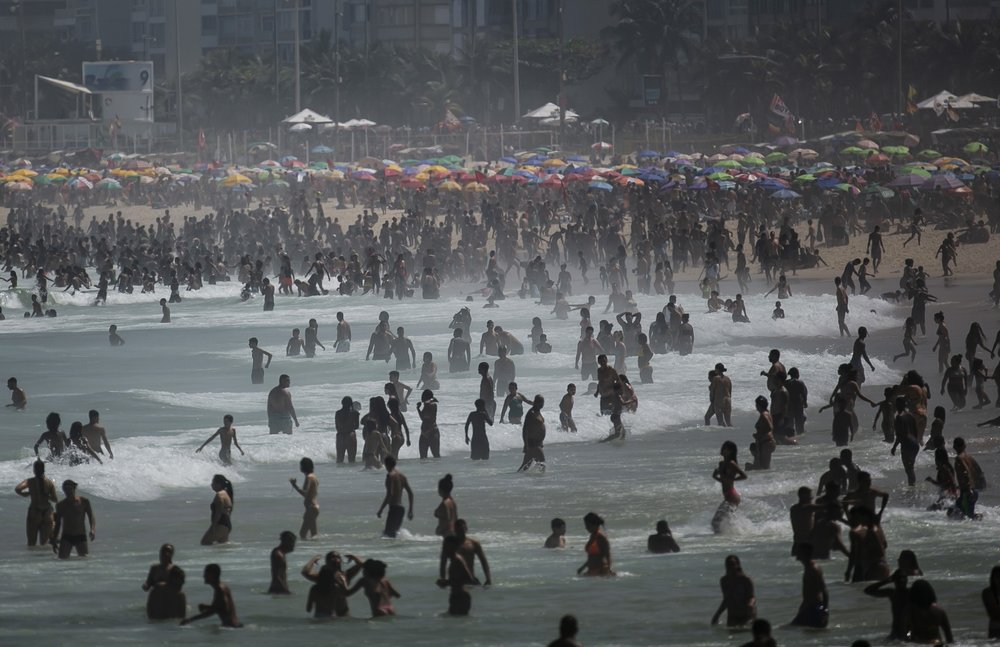 La gente disfruta de la playa de Ipanema, Rio de Janeiro, pese a la pandemia | AP