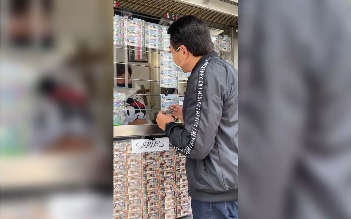 Mario Delgado acudió a la Lotería Nacional para comprar sus cachitos (captura)