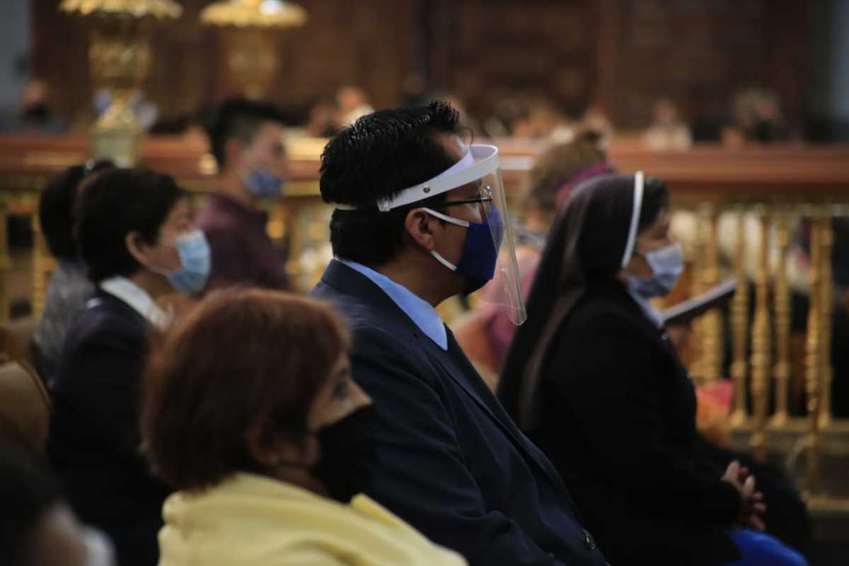 Misa dominical en la Catedral de Puebla, edificio religioso que permaneció con hasta 30% de su afluencia. (Andrés Lobato)