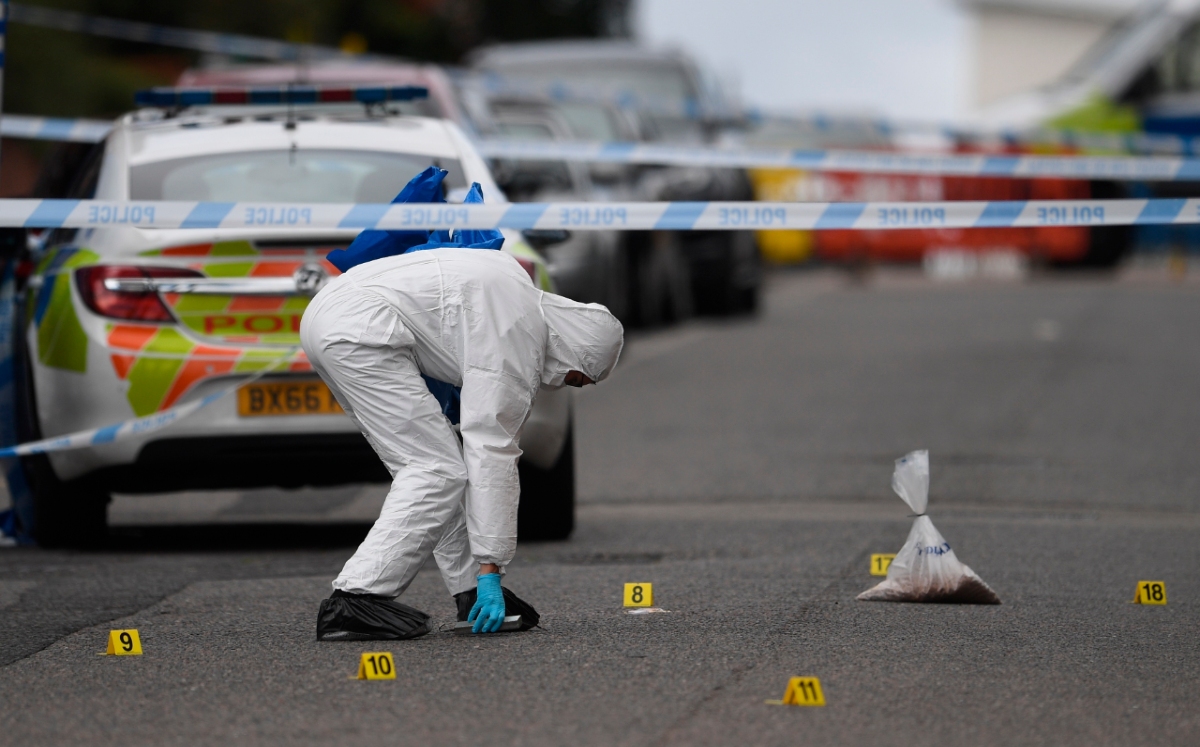 Un oficial forense reúne pruebas del ataque./ EFE