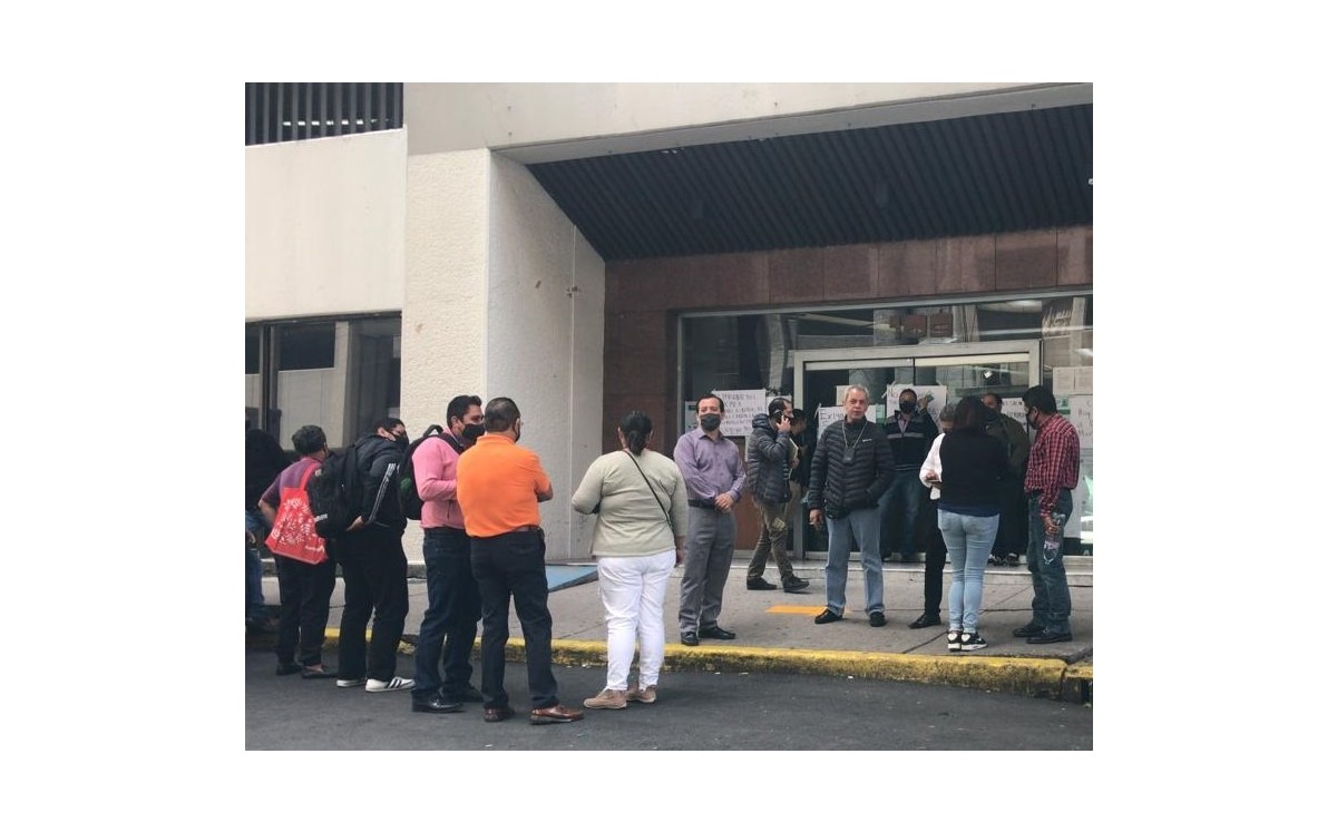 Todos los accesos del inmueble y del estacionamiento permanecen tomados. (César Velázquez)