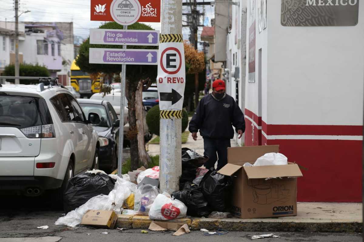 Calles de Pachuca amanecen con basura tirada. (Jorge Sánchez)