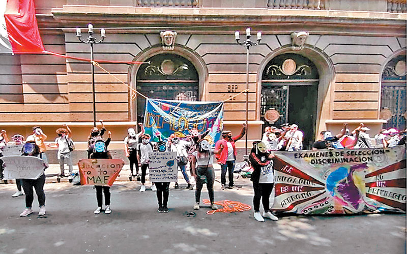 En CdMx, jóvenes protestan ante la SEP para exigir una oportunidad de estudiar. (Anwar Nájera)