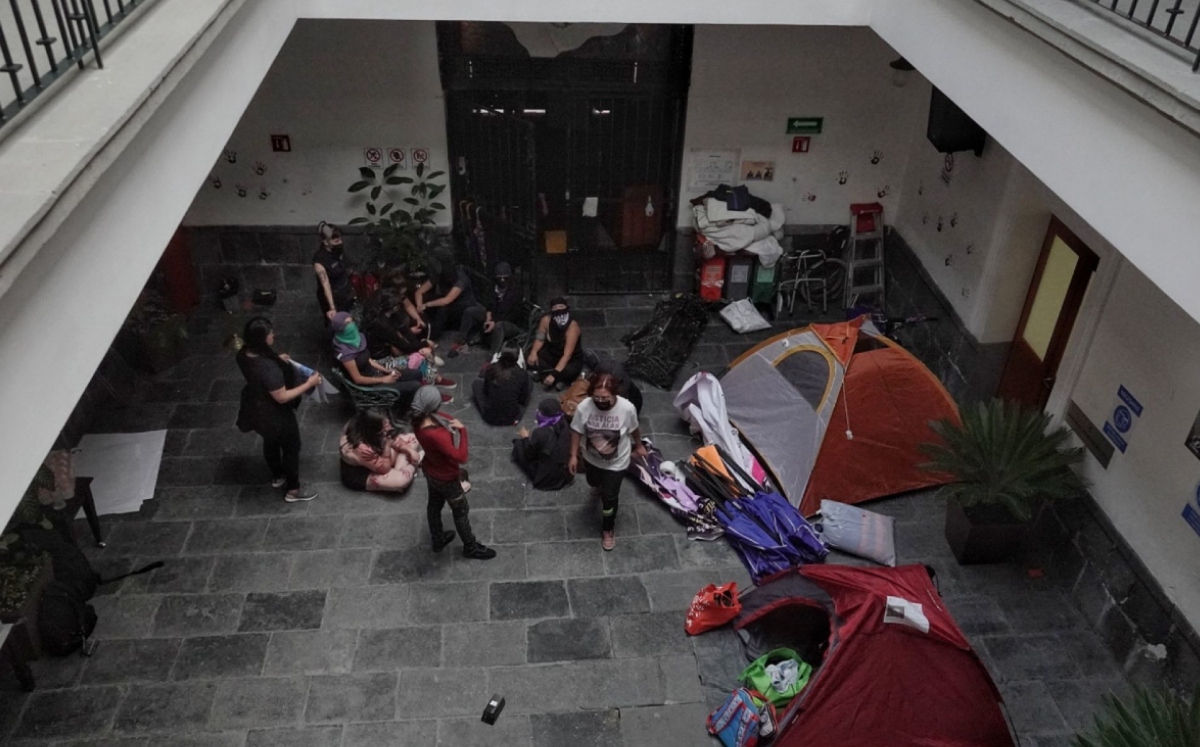 Colectivos mantienen la toma de instalaciones de CNDH. (Cuartoscuro)