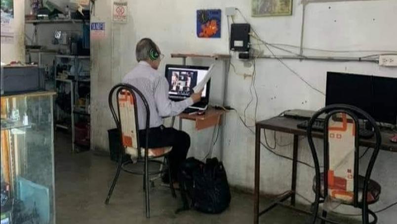 Maestro se vuelve viral por acudir todos los días a un café Internet para dar clases en línea.  (Twitter)