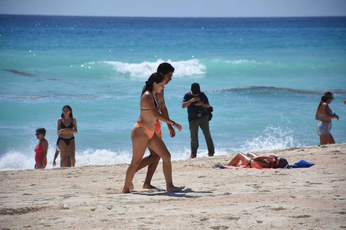 Sólo tres playas de Cancún fueron abiertas, pero con medidas sanitarias. (Mariana Ríos)