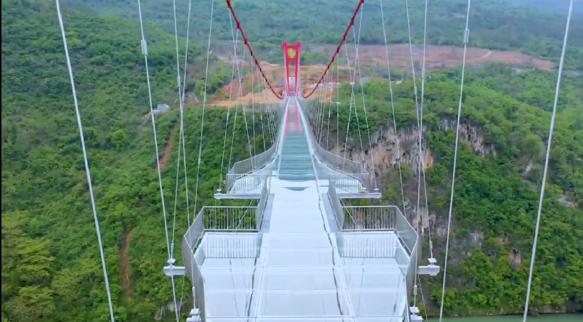 El nuevo puente de cristal más grande se encuentra en la provincia de Guangdong .(YouTube)