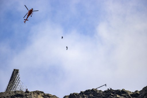 Tom Cruise se tira al precipicio por escena de Misión Imposible 7. (AFP)