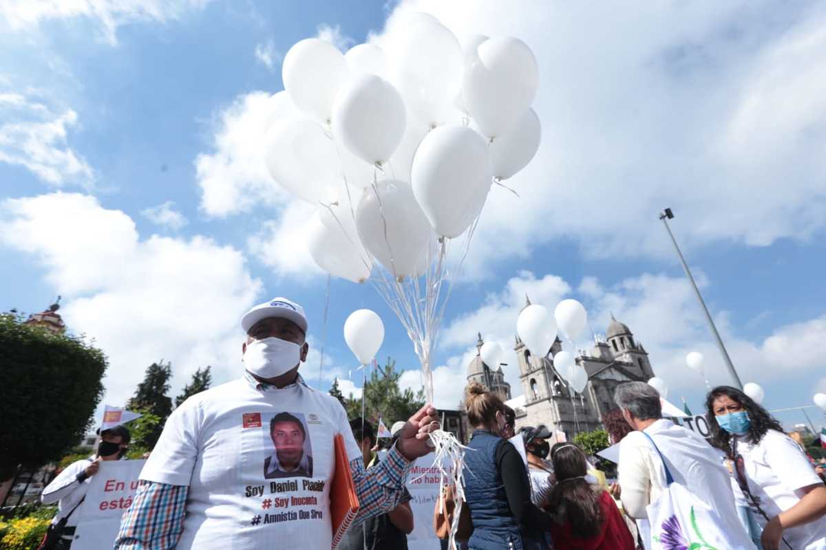 Acudieron vestidos de blanco y volaron cometas como un mensaje de paz y libertad.