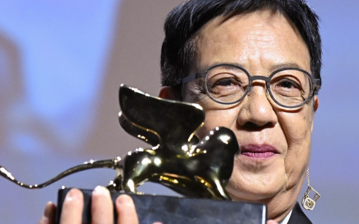 Ann Hui con su galardón. (AFP)