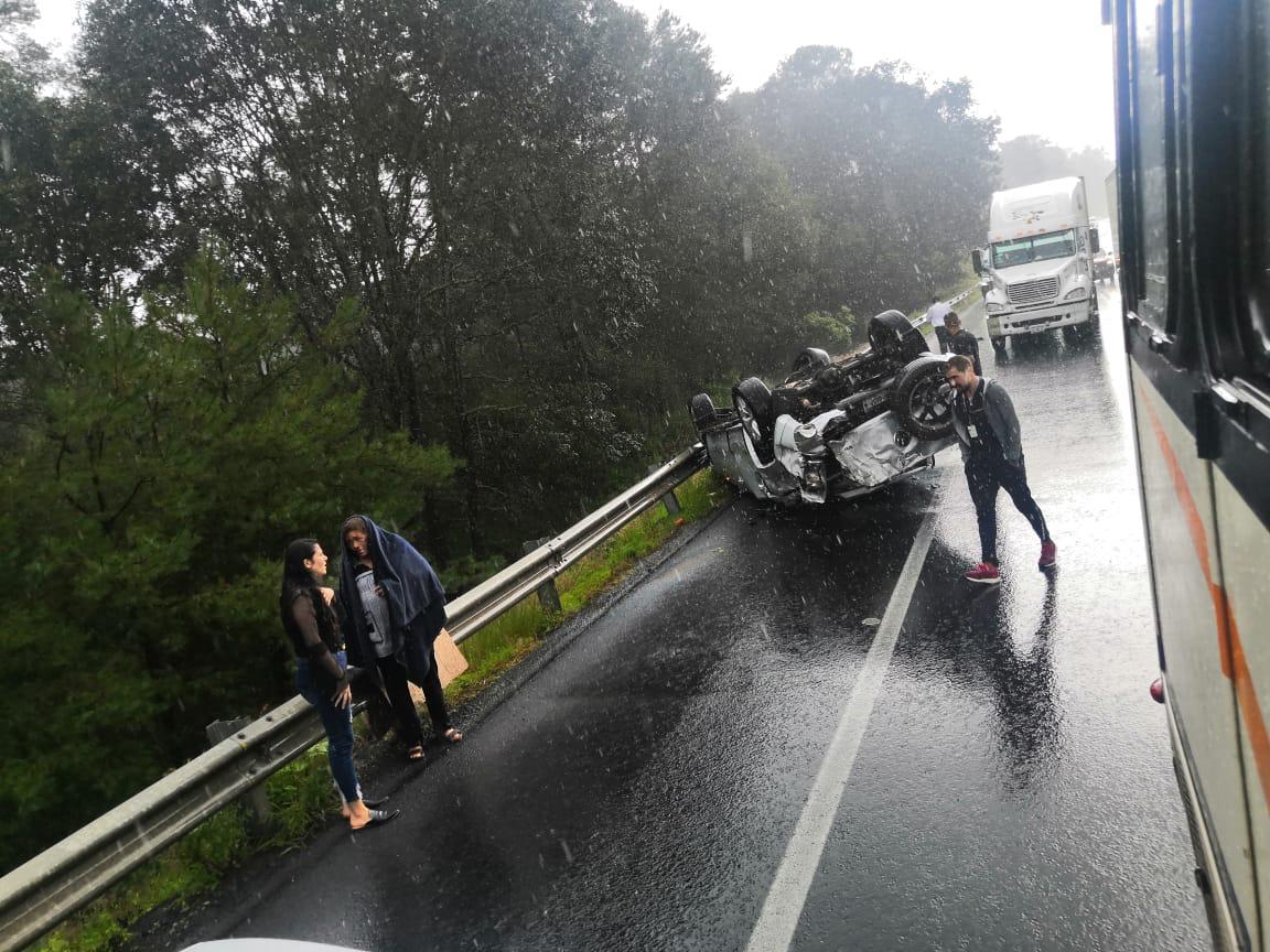 La camioneta que participó en el choque quedó completamente destruida. (Jocelyn Estrada)