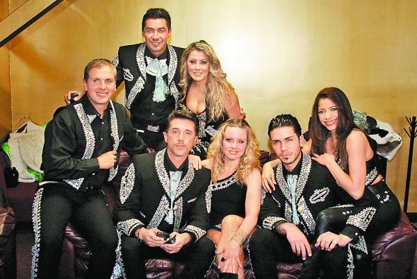 El cantante (primero a la izquierda) sumó una decena de éxitos con la agrupación. Archivo