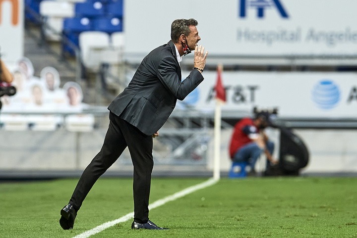 Diego Cocca durante el juego ante Rayados (Mexsport)