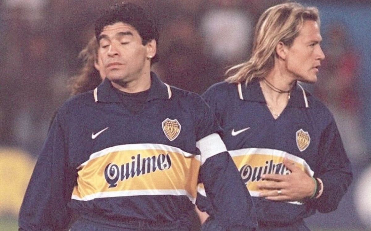 Diego Maradona y Luis Hernández, ex jugadores de Boca Juniors (AFP)