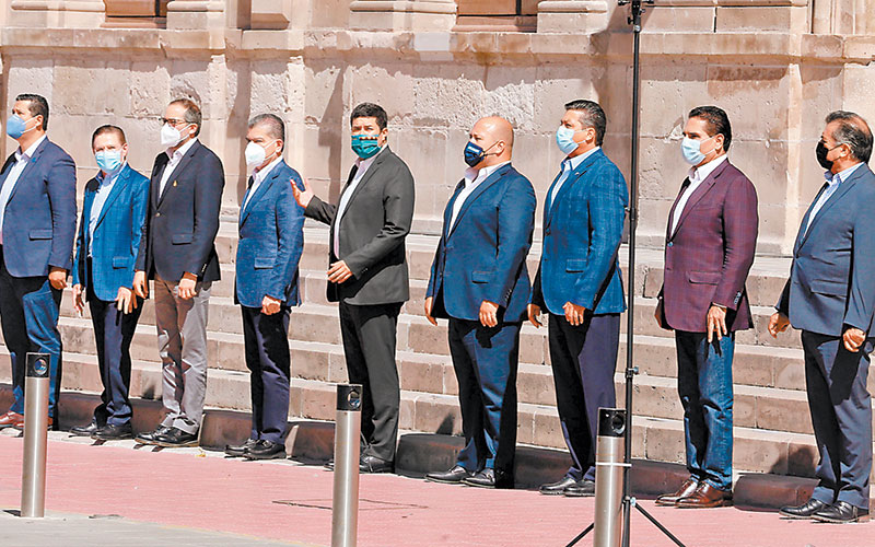 Tras el encuentro, los mandatarios estatales se tomaron la foto oficial. (Javier Ríos)