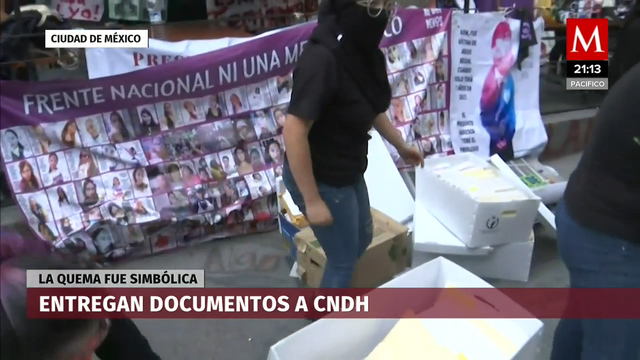 Feministas sacan expedientes de la CNDH