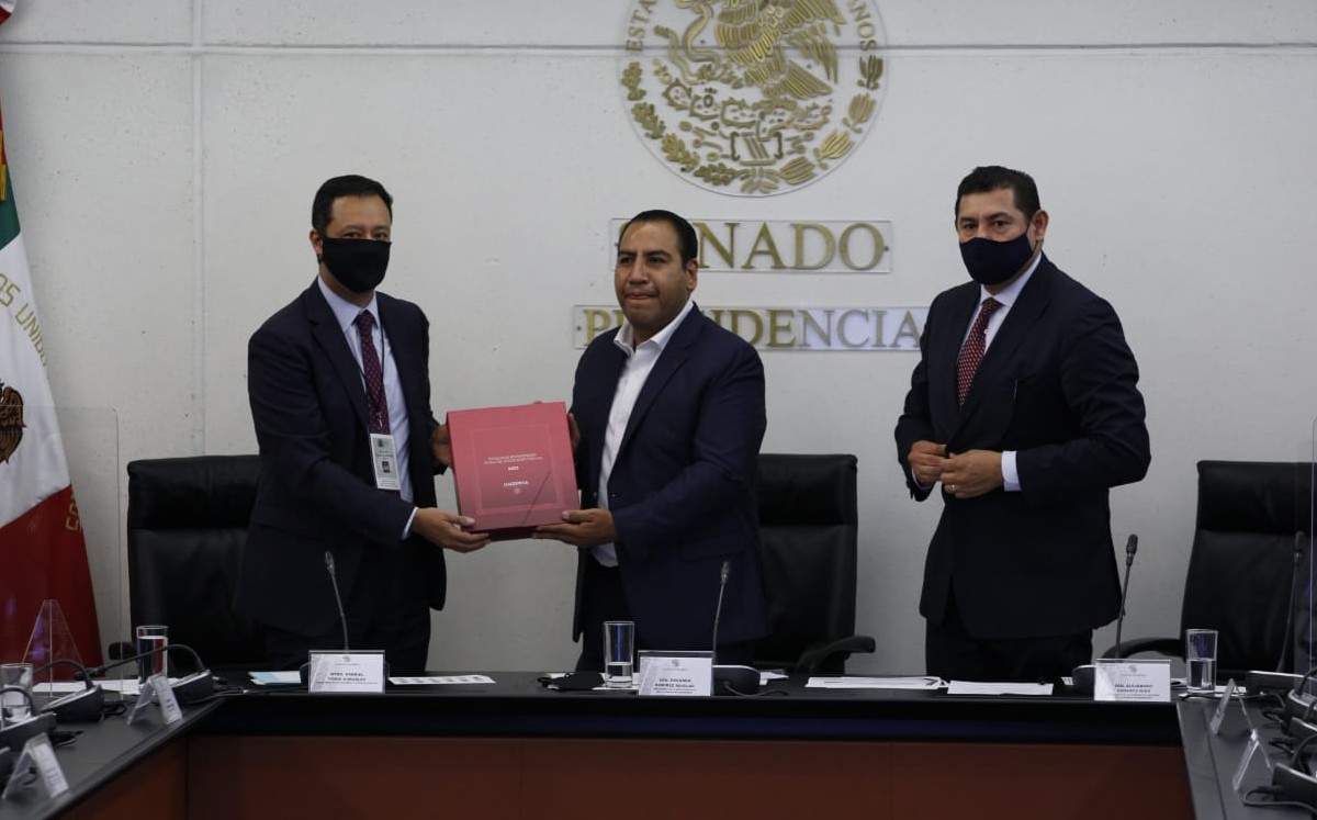 Gabriel Yorio, subsecretario de Hacienda, hizo la entrega del Paquete Económico a Eduardo Ramírez, presidente del Senado. (Ómar Franco)