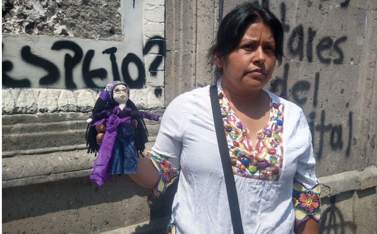 Mujer que junto con colectivos mantiene tomada la CNDH. (César Velázquez)