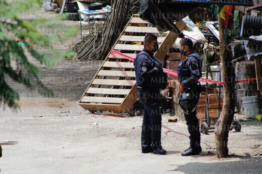 Policía Municipal resguarda la lateral del río Atoyac mientras realizan las diligencias. (Andrés Sánchez)