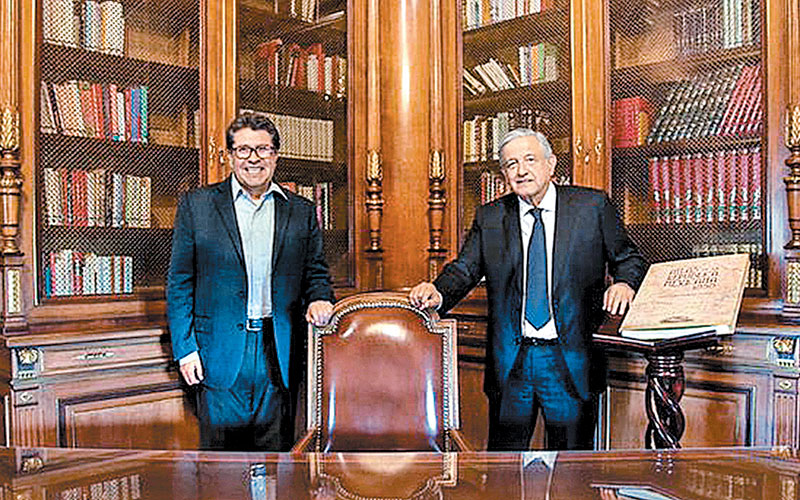 El senador Ricardo Monreal subió una foto a sus redes con López Obrador en Palacio. (Especial)