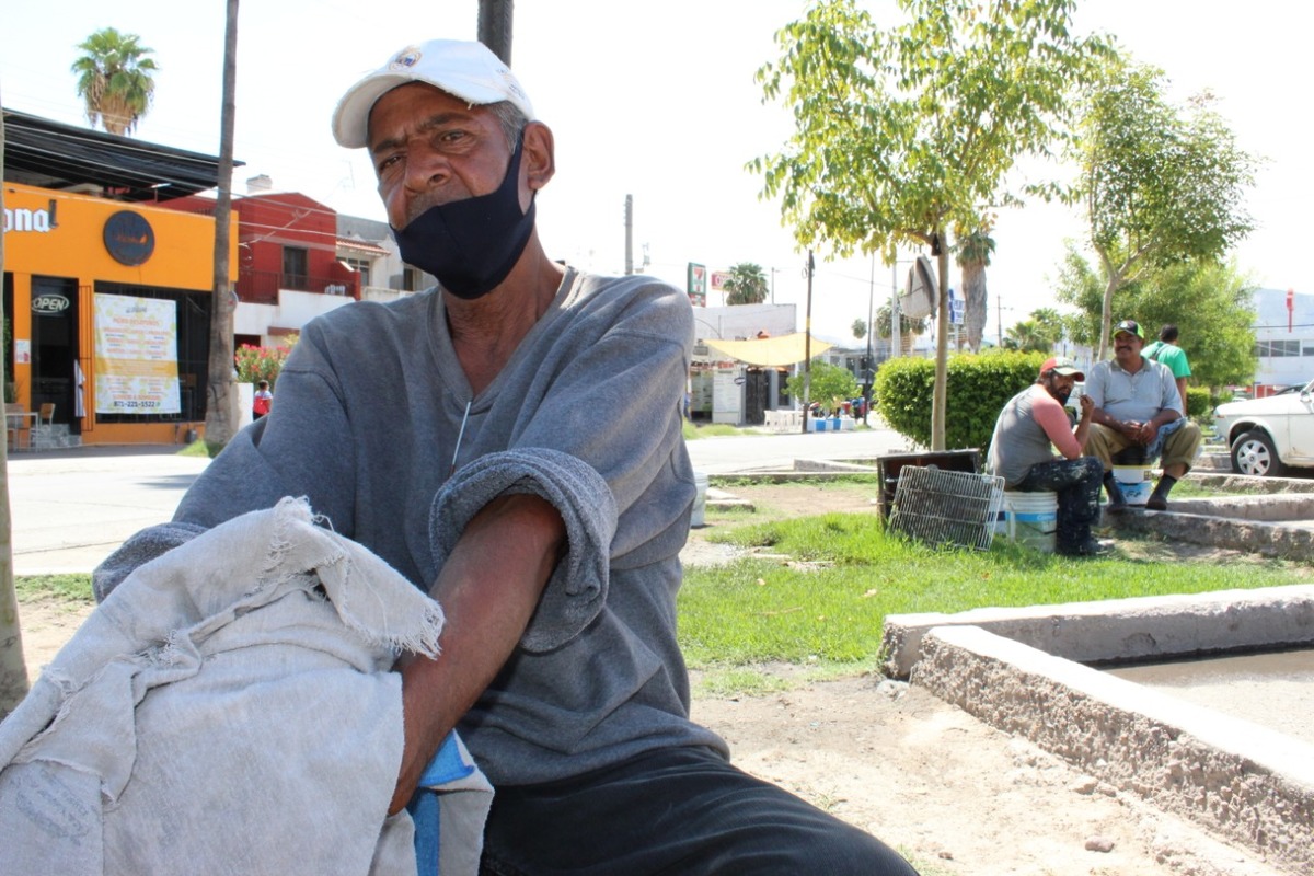 A sus 58 años de edad, don Gerardo Saavedra acude todos los días a la Alameda Zaragoza a trabajar como lavacoches. (Lilia Ovalle)
